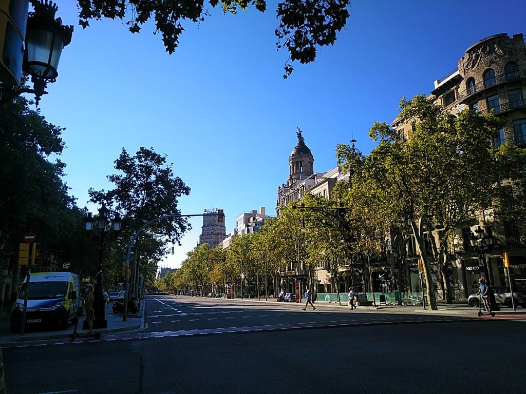 Passeig de Gràcia, uma das principais avenidas de Barcelona, vazia em agosto de 2020