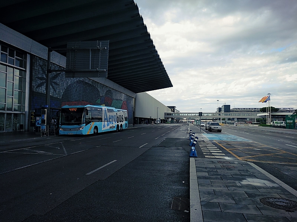 Vista da entrada do aeroporto em Barcelona, com a rua deserta